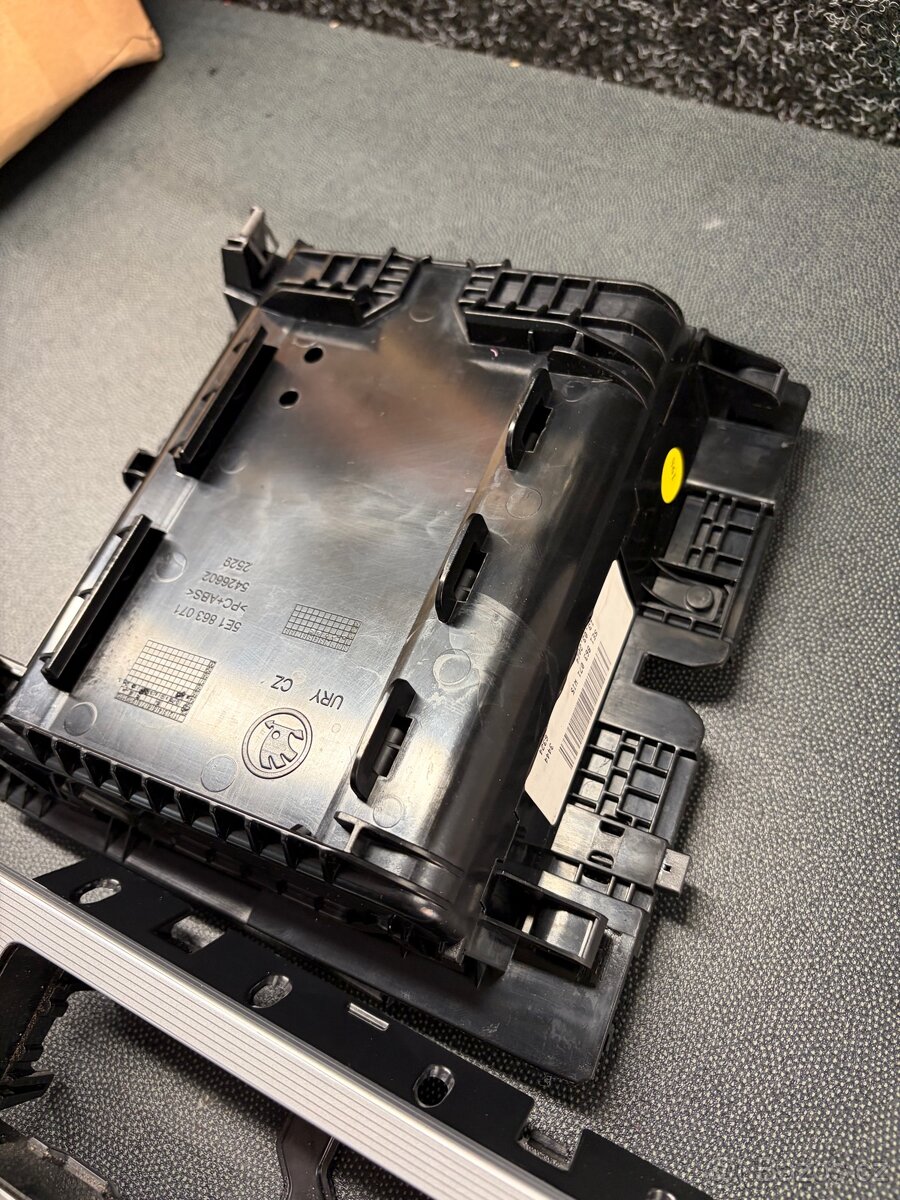 Škoda Octavia 3 rámeček + přihrádka dekor - 6