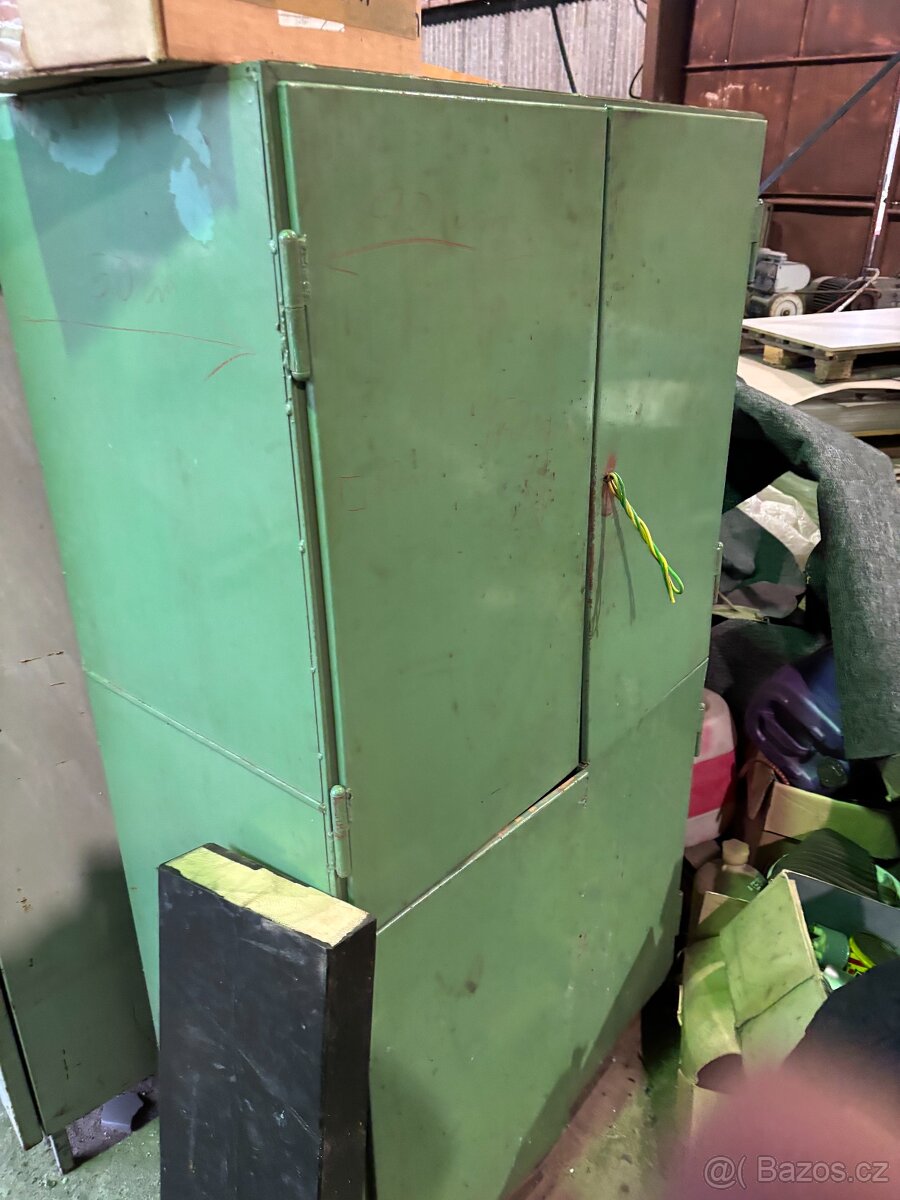 prodám dílenské a šatní skříně - 6
