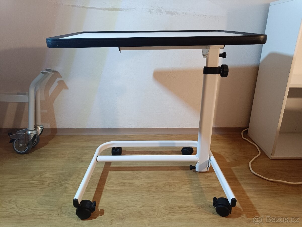 Ručně nastavitelná postel a výškově nastavitelný stolek - 6
