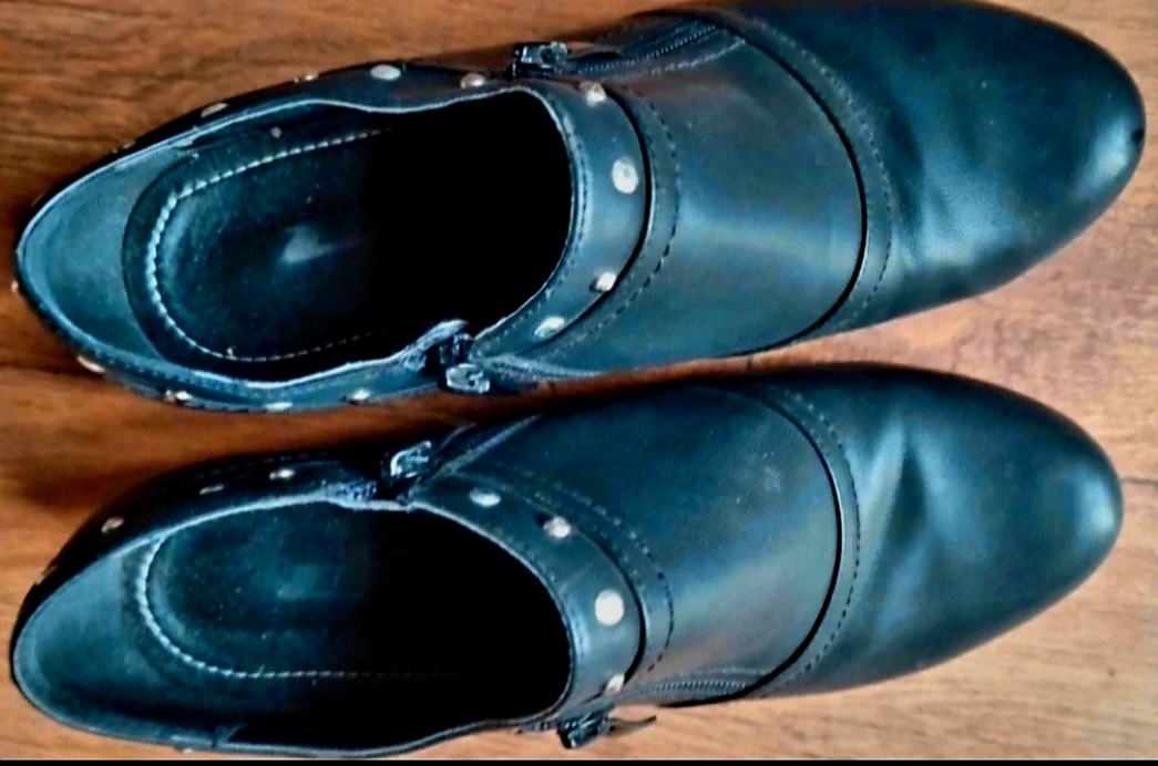 Černé kotníkové boty. - 6