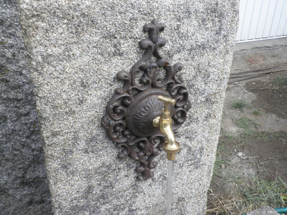 stará kamenná kašna s tekoucí vodou koryto kaménka - 6