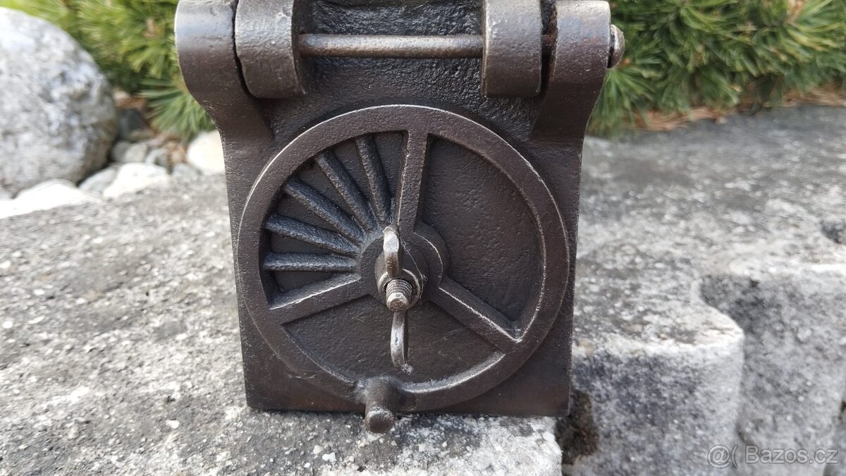 Obrovská komínová velmi stará sbírková žehlička D.R.G.M. - 6