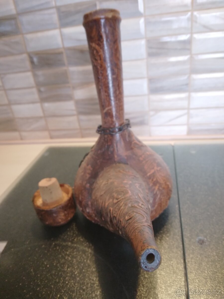 Stará karafa, potažená kůží - 6