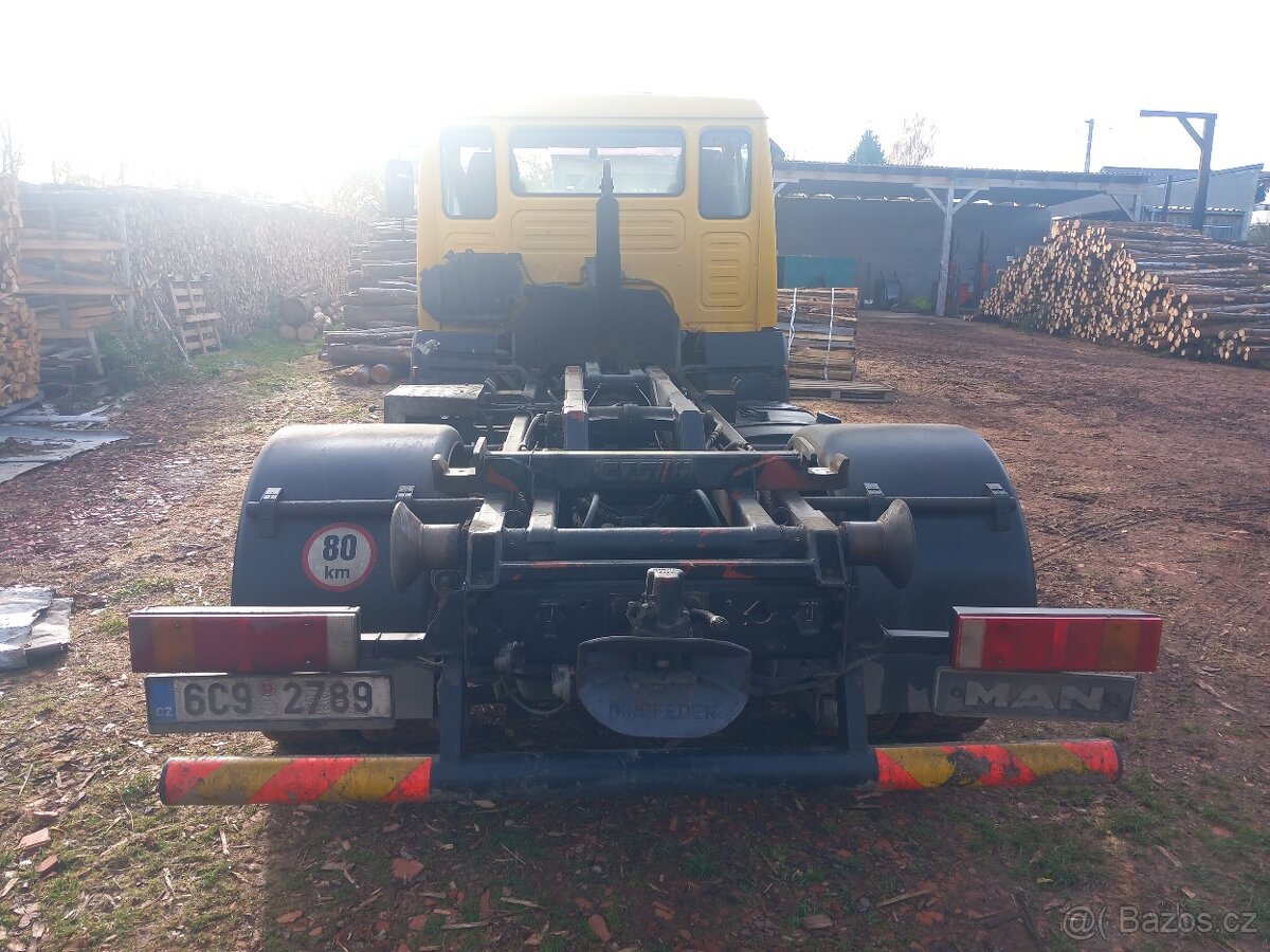 Man nosic kontejneru - 6