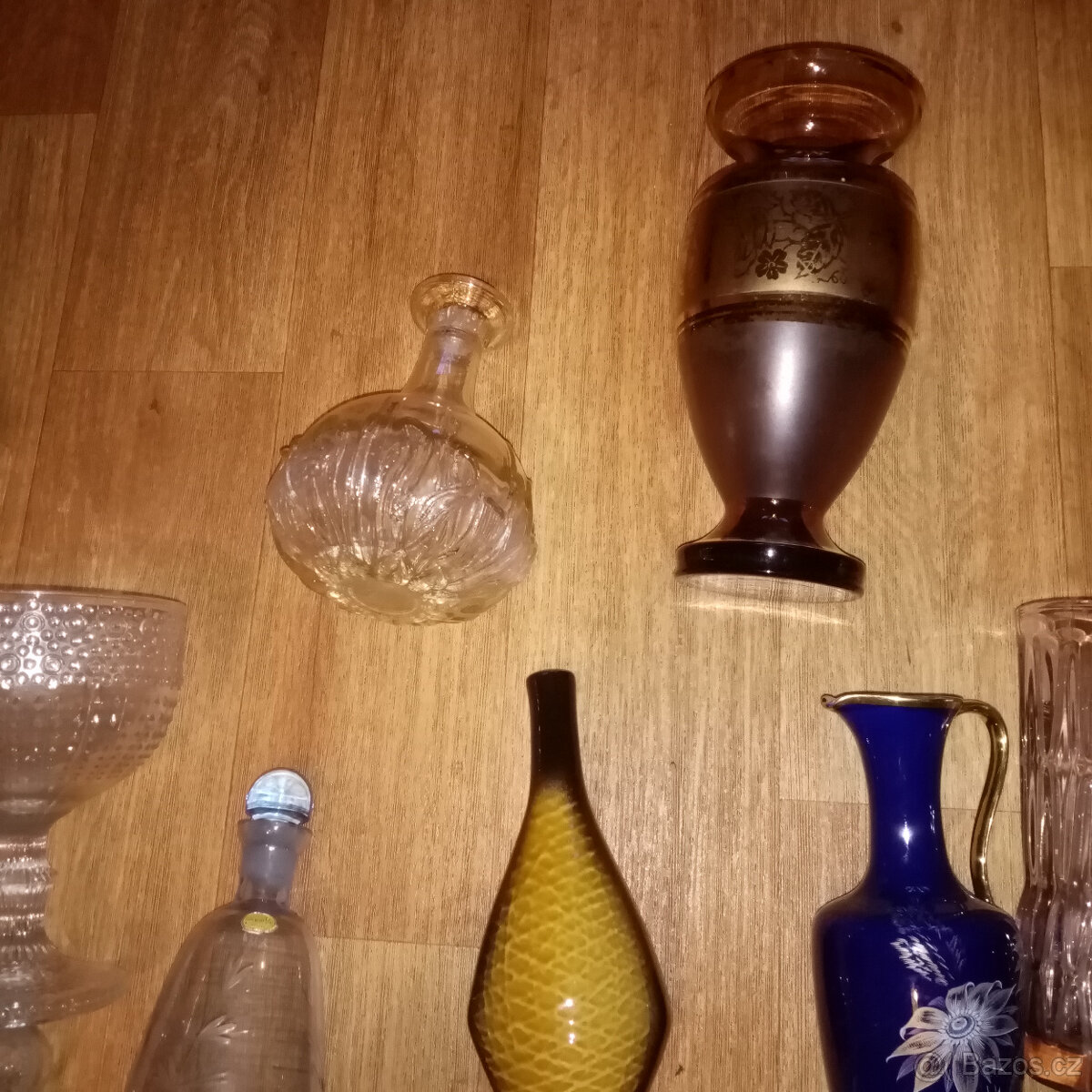 Prodám staré české sklo -karafy,vázy ,mísy poháry,džbány ap. - 6