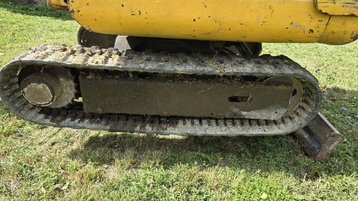 Komatsu PC10N-7 bagr - pásy - 6