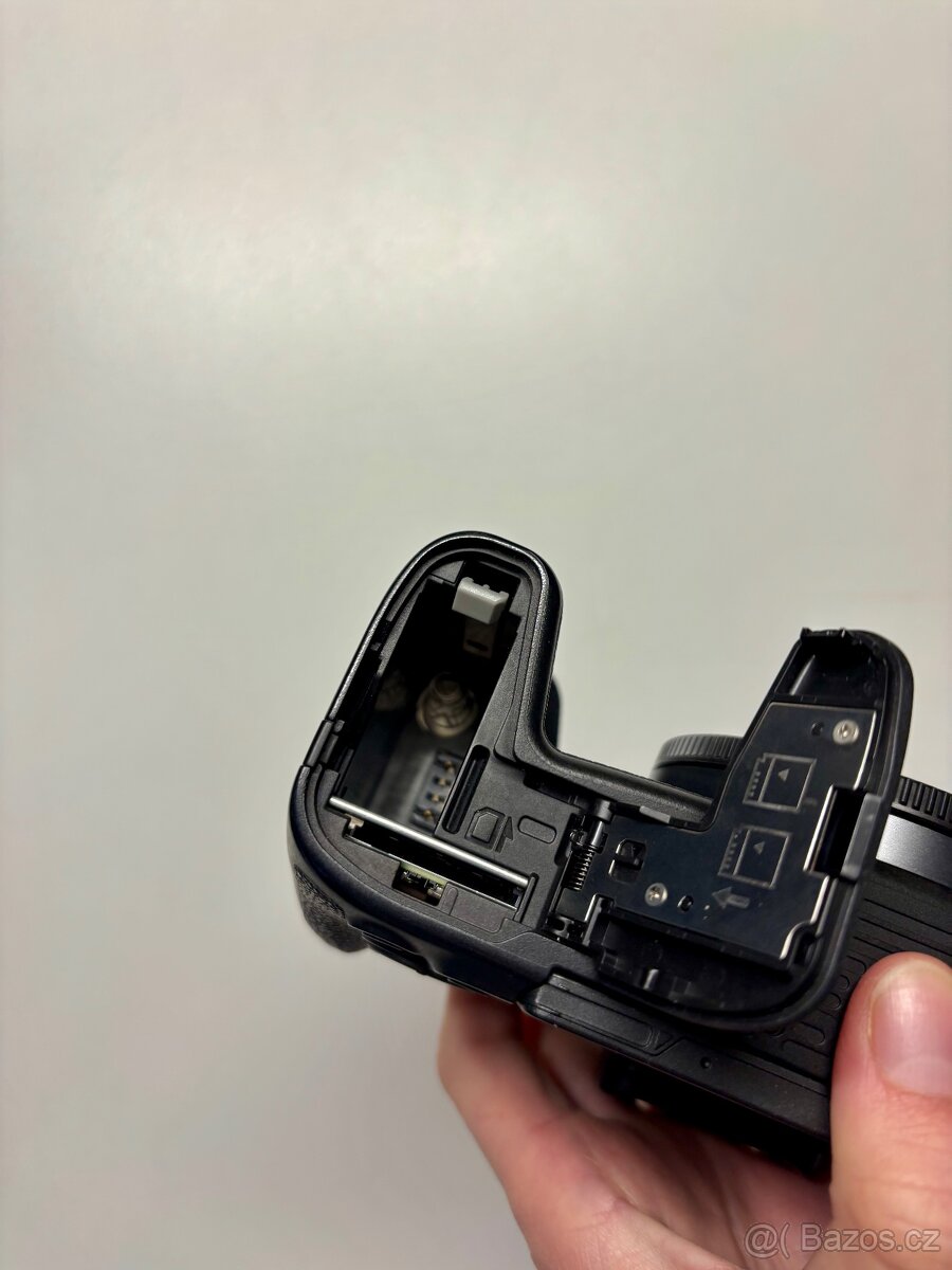 Canon EOS RP /full-frame, skvělý stav, 4 baterky + nabíječka - 6