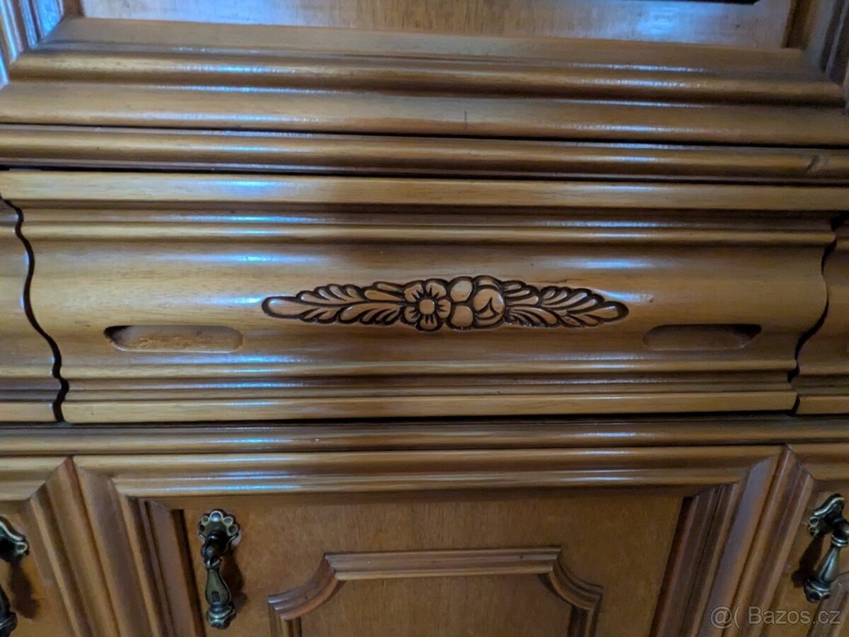 Krásná designová prosklená vitrína - 6