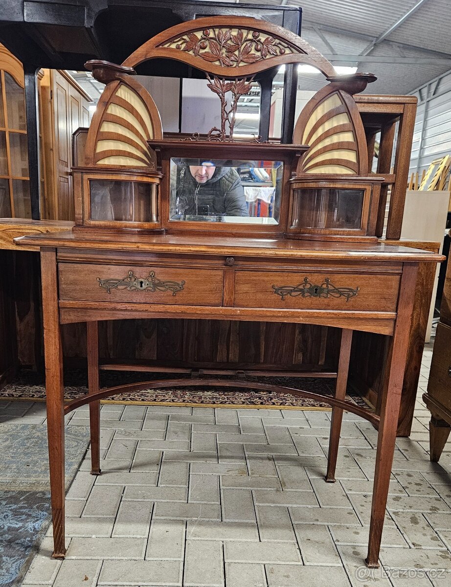 Kosmetický stolek řezbovaný - 6