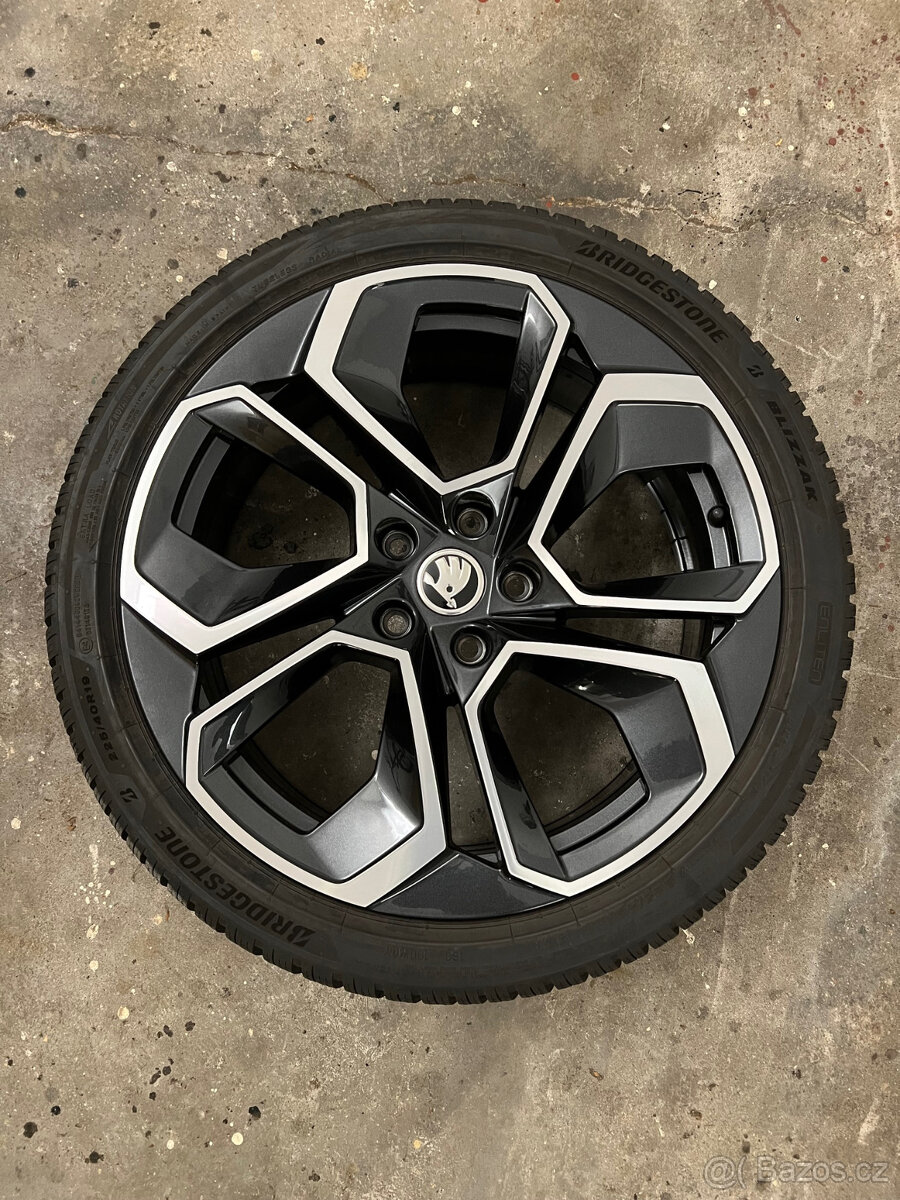 Octavia - originál komplet zimní kola.Jako nové.8mm.Přivezu - 6