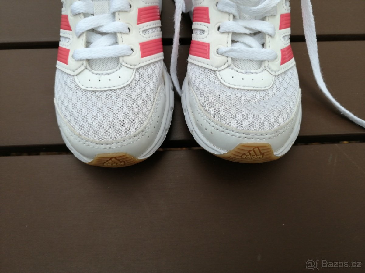 Dívčí boty/tenisky/sálovky Adidas jako nové vel. 28
- 6