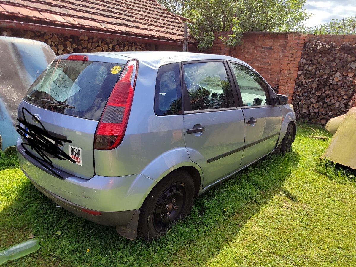 Prodám bouraný Ford fiesta 2004 mk V generace 5 1.3 na ND - 6