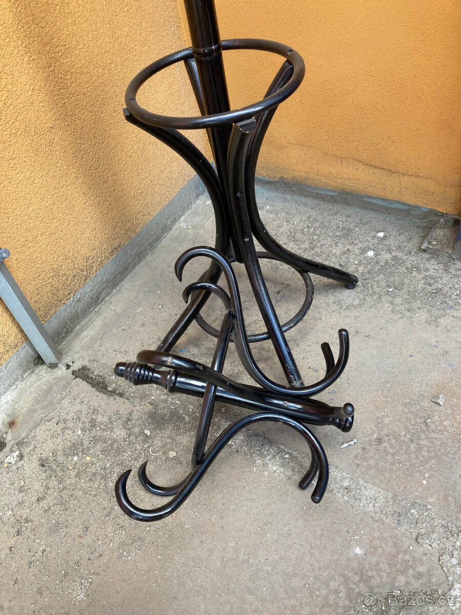 Věšák dřevěný stojanový TON, FRETON za 900 kč - 6