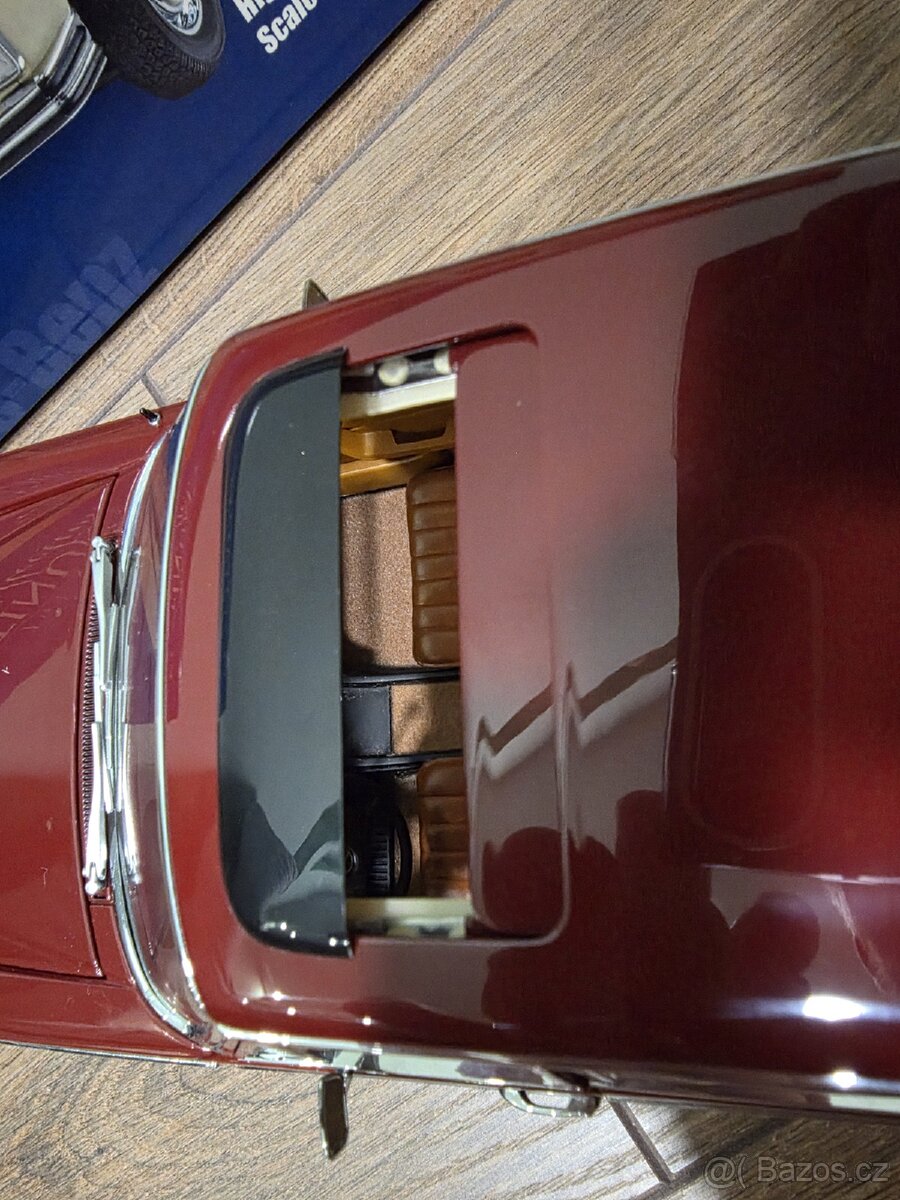 Mercedes Benz 220D W115 E-Klasse Model 1:18 - 6