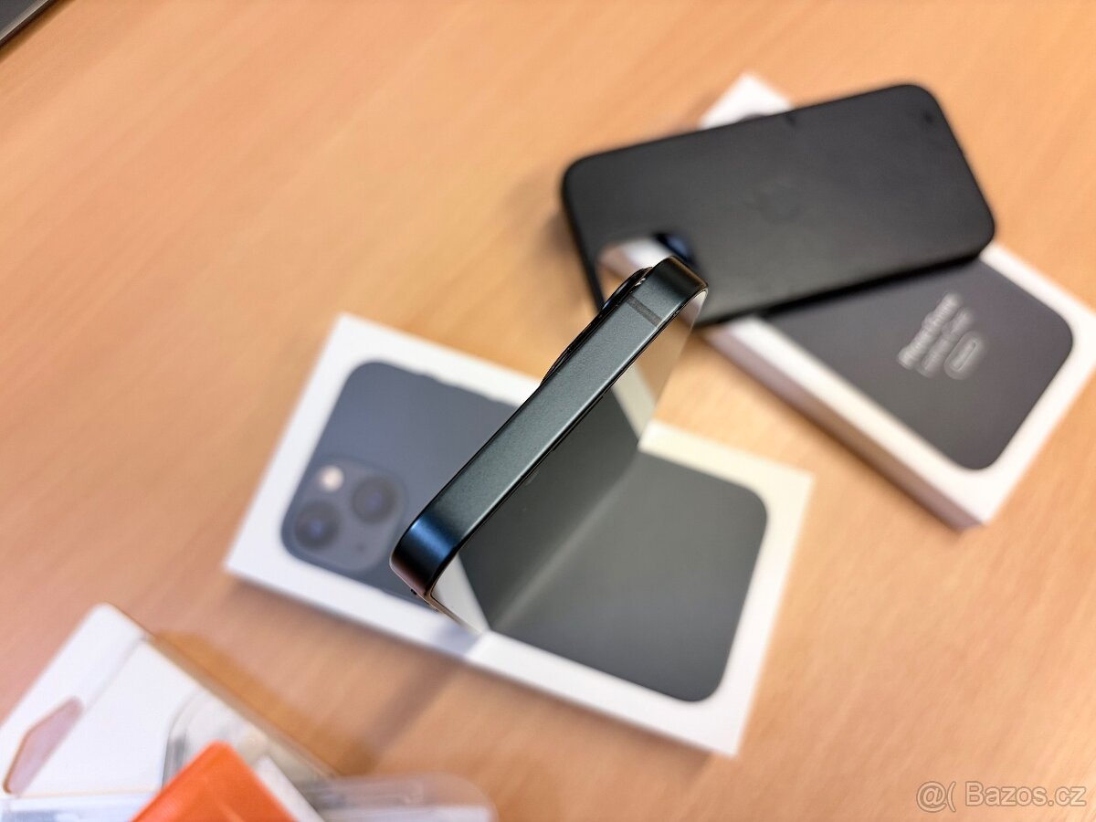 iPhone 13 mini 128 GB Midnight + Apple Leather Case + Spigen - 6