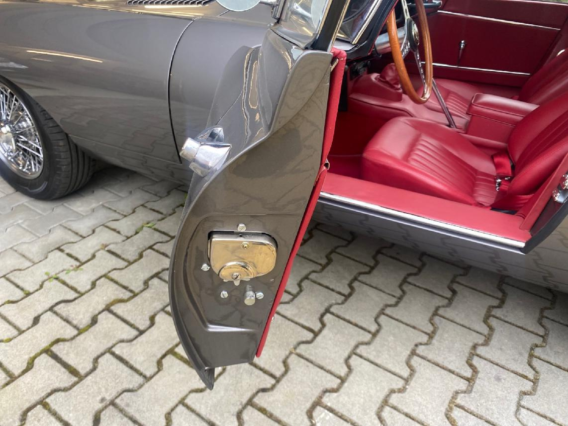 Jaguar E-Type 4.2 Series 1½ (1967) - 6