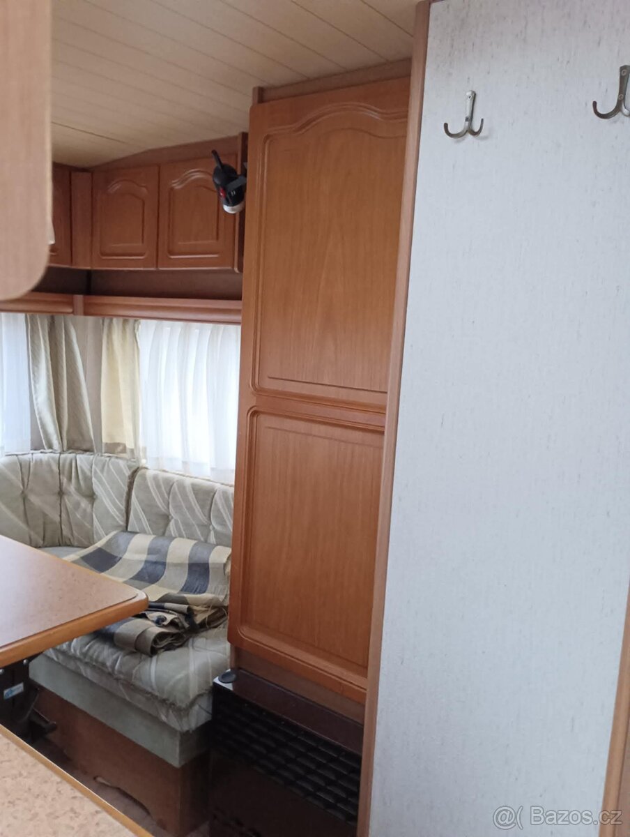 Karavan s příslušenstvím a koupelnou azuro knaus - 6