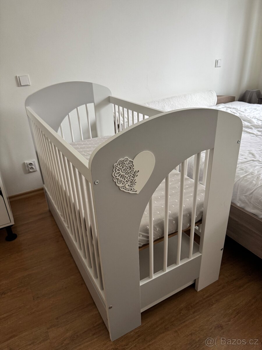 Komoda s přebalovacím nástavcem a dětská postýlka se zásuvko - 6