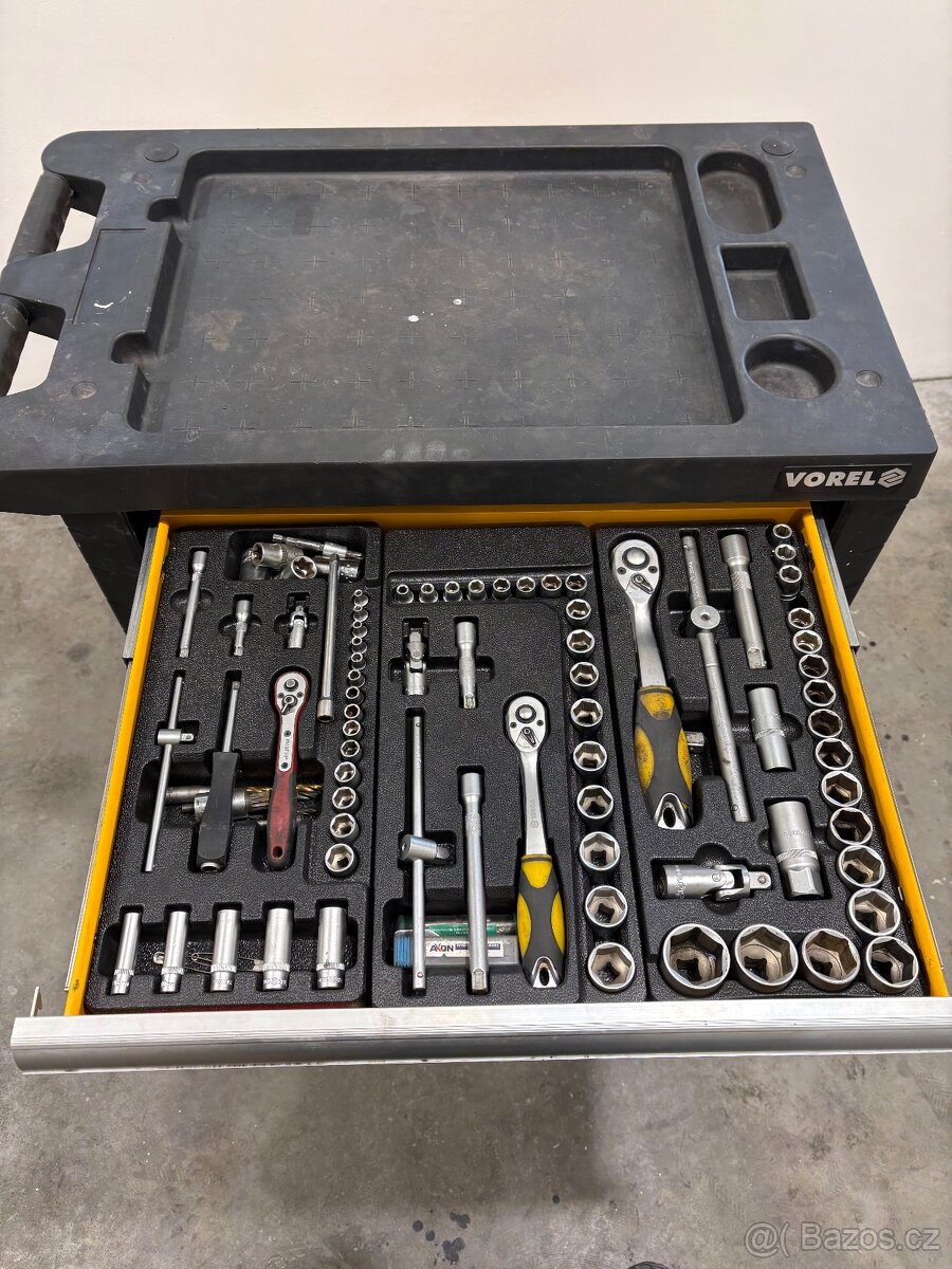 Vybavený vozík s nářadím a kompresor - 6