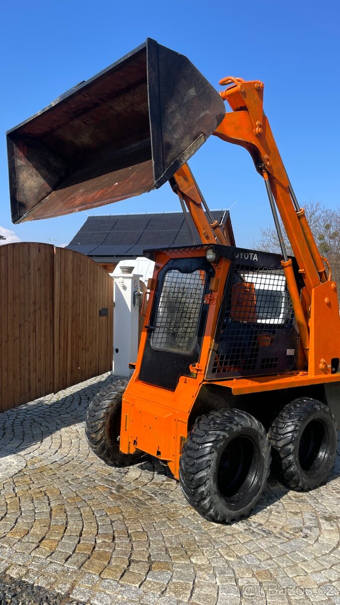 PRONÁJEM - SMYKOVÝ NAKLADAČ TOYOTA 2SDK8 - 6