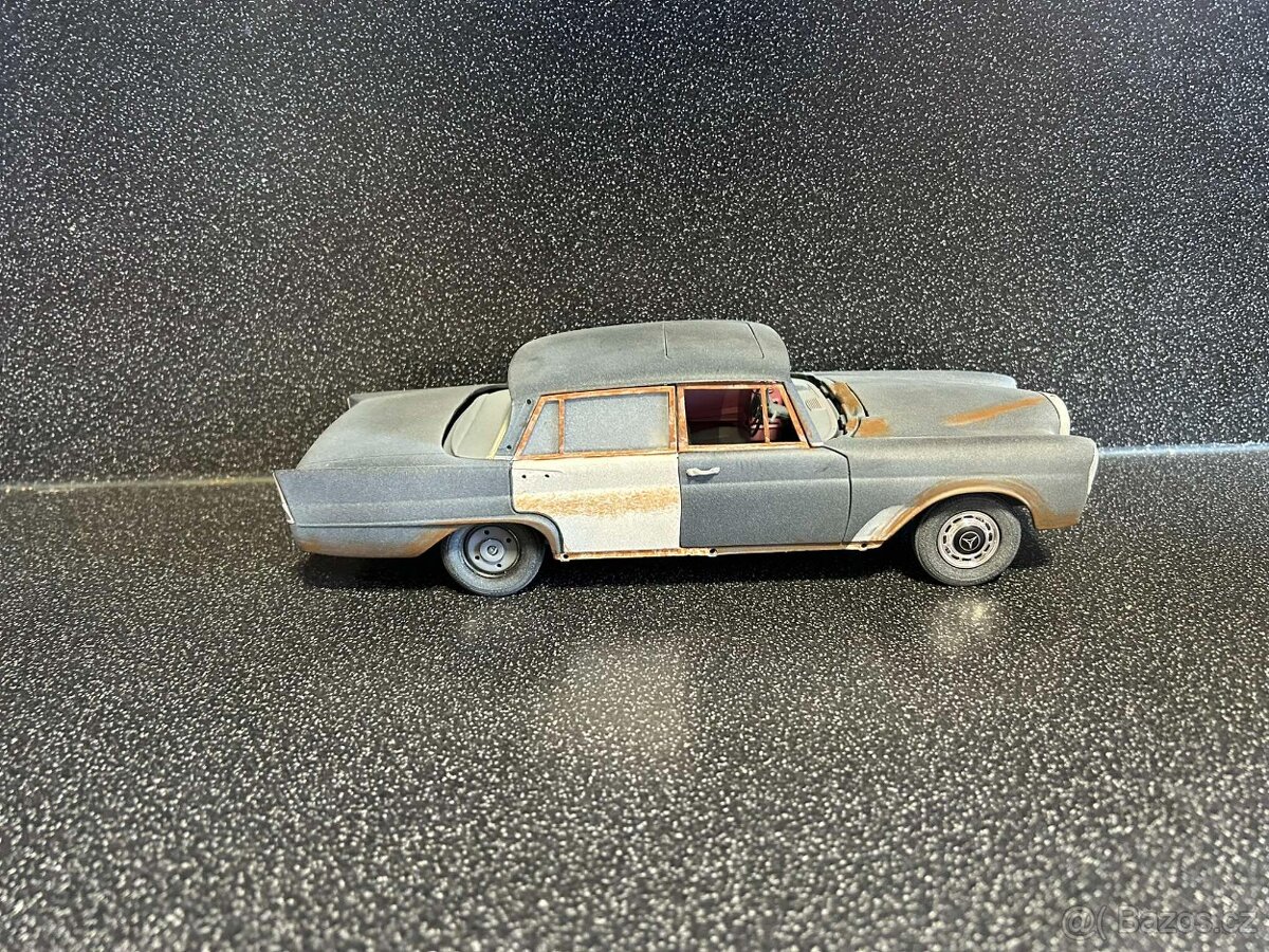 Mercedes Benz W111 220 SE heckflosse barn find 1:18 - 6