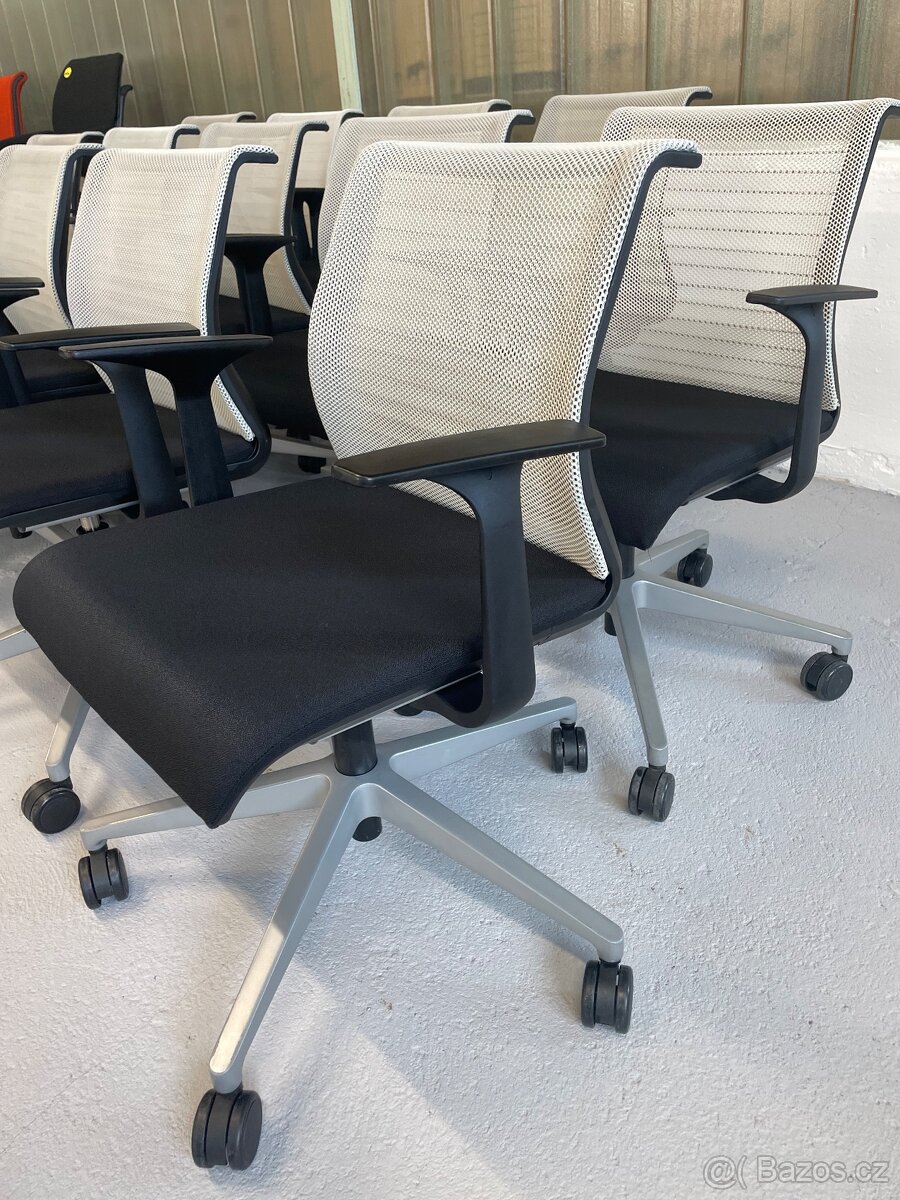 Zasedací židle Steelcase Think, konferenční stůl - 6