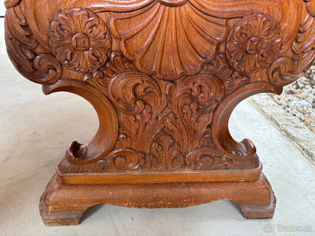 Historický vyřezávaný stůl - 6
