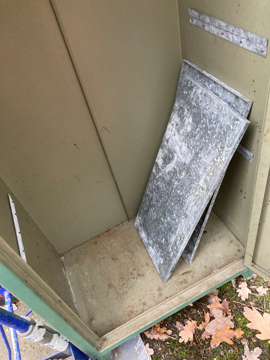 Skříň kovová dílenská uzamykatelná se schránkou 2.000 kč - 6