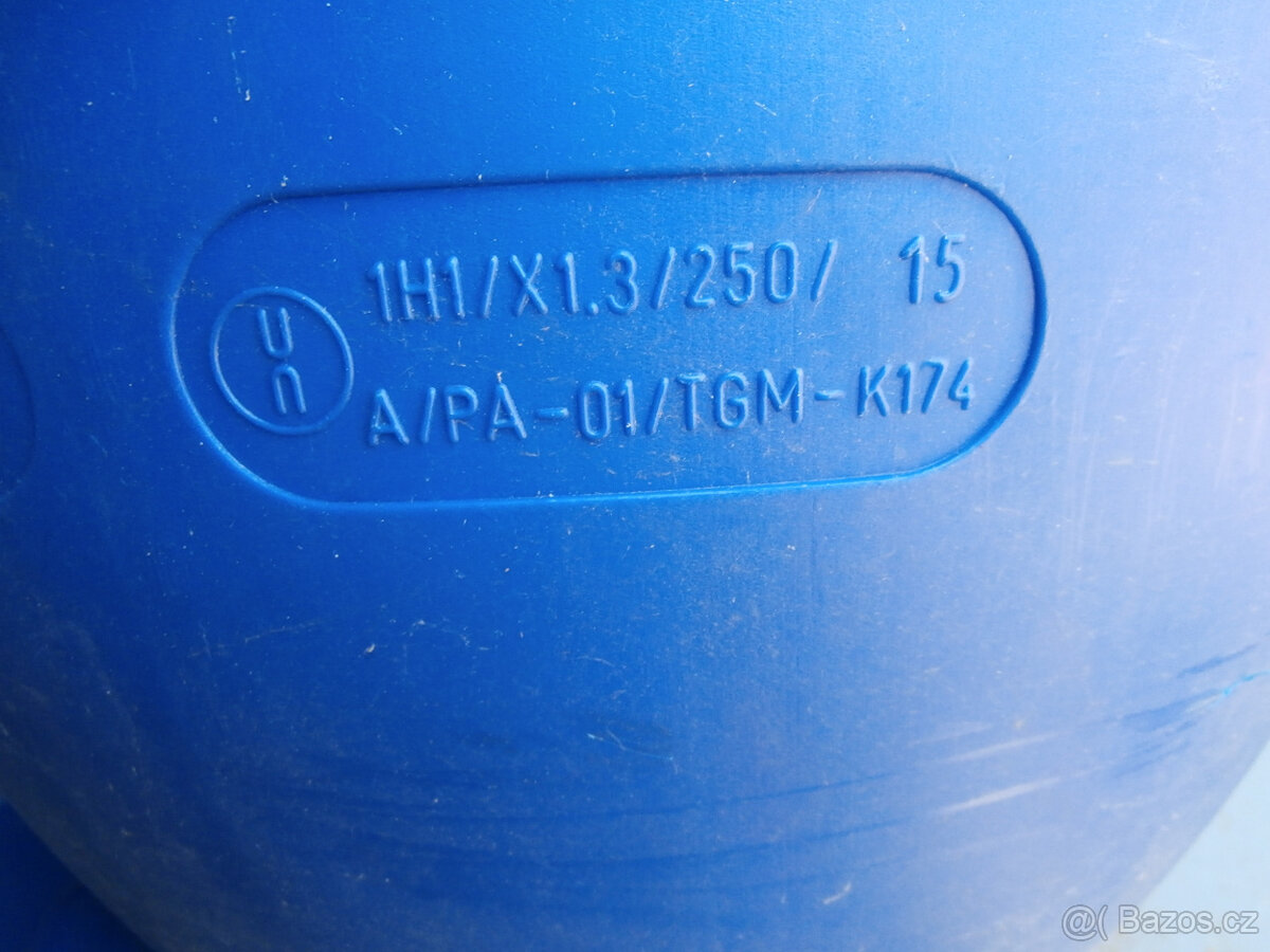 Sud, kanystr, nádoba plastová použitá za 400 kč - 6