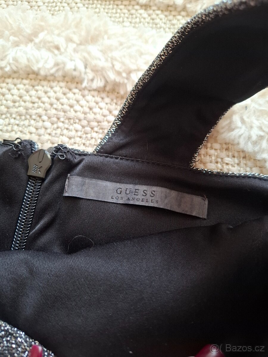 Třpytivé šaty s páskem Guess - 6