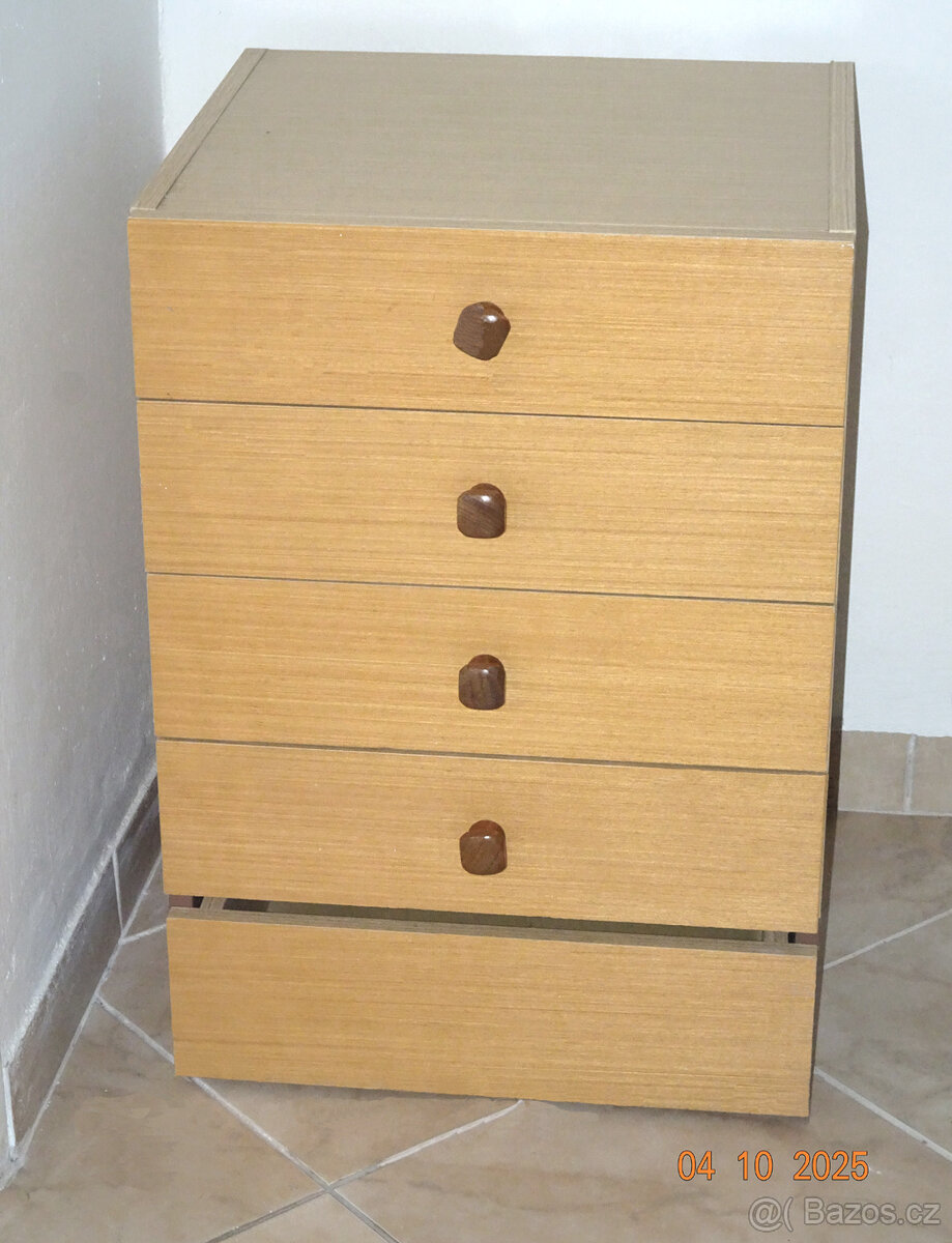 Nabízím praktickou skříňku se zásuvkami - 6