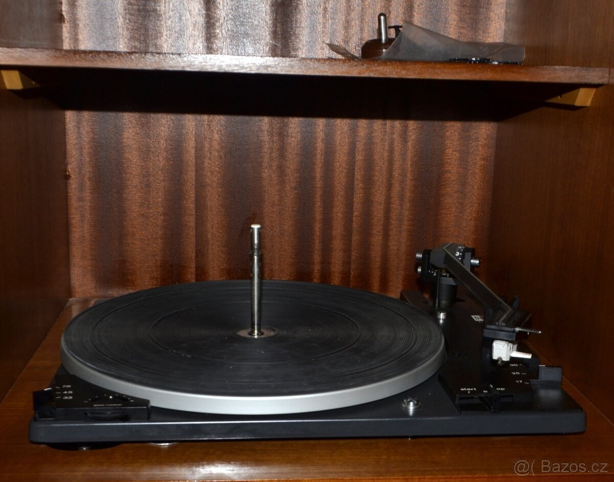 Rustikální komoda s gramofonem,rádiem a reproduktory. - 6