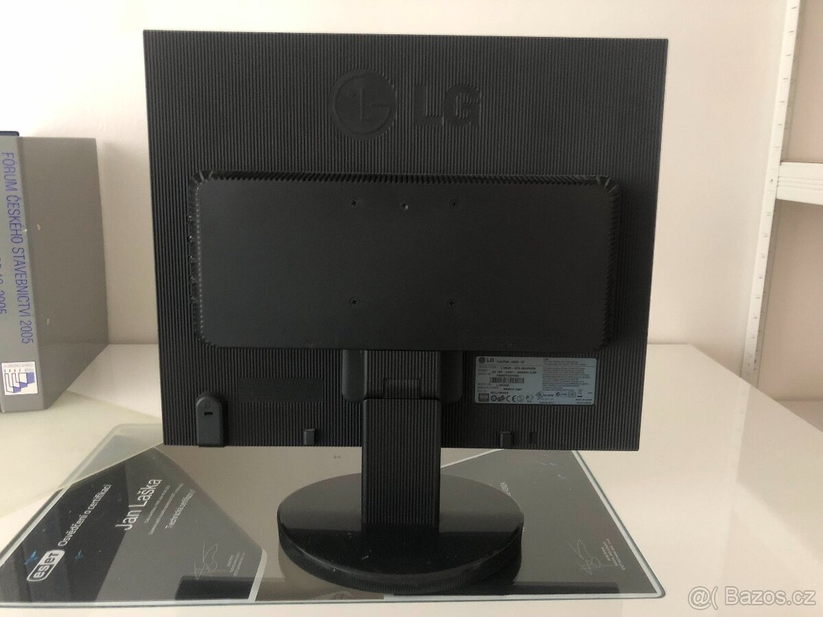 Stolní počítač + monitor - 6