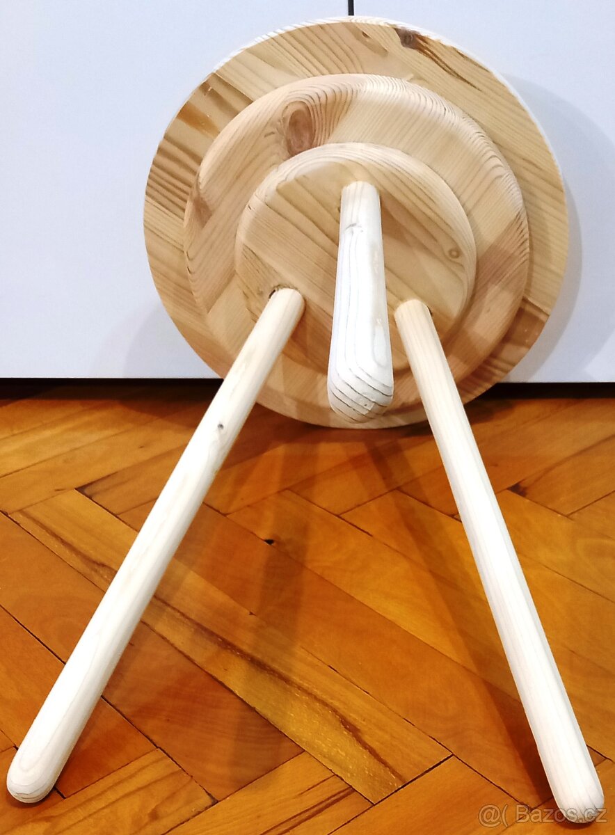 Květinový stolek na trojnožce., - 6