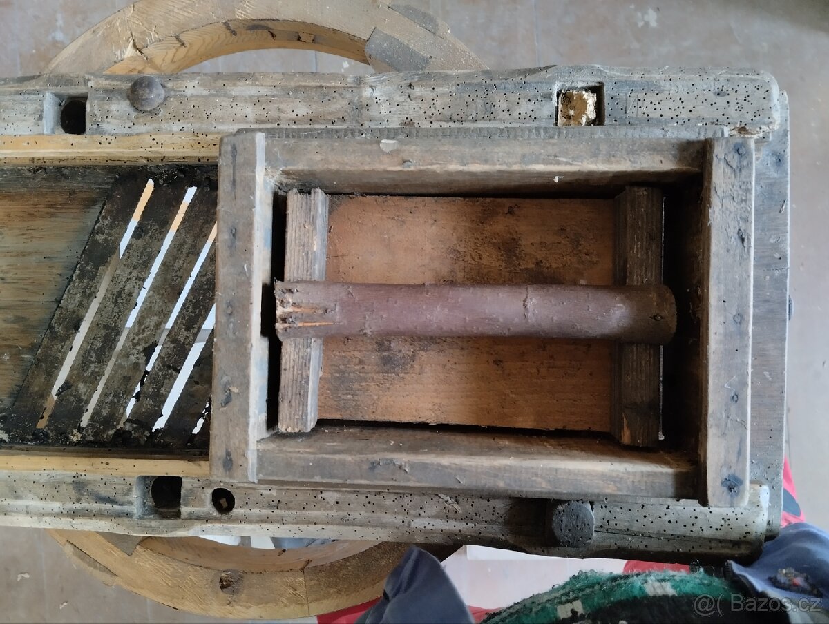 Staré dřevěné krouhadlo na zelí - 6