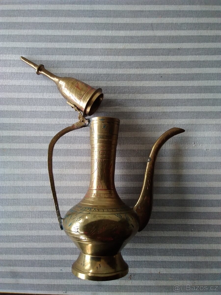 Mosazná orientální zdobená konvice. Indie ruční práce. - 6