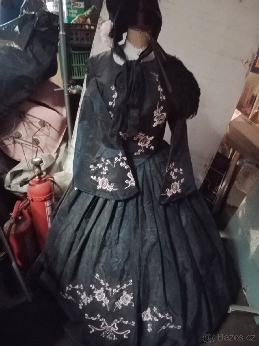 Dobové šaty na stojanu - 6