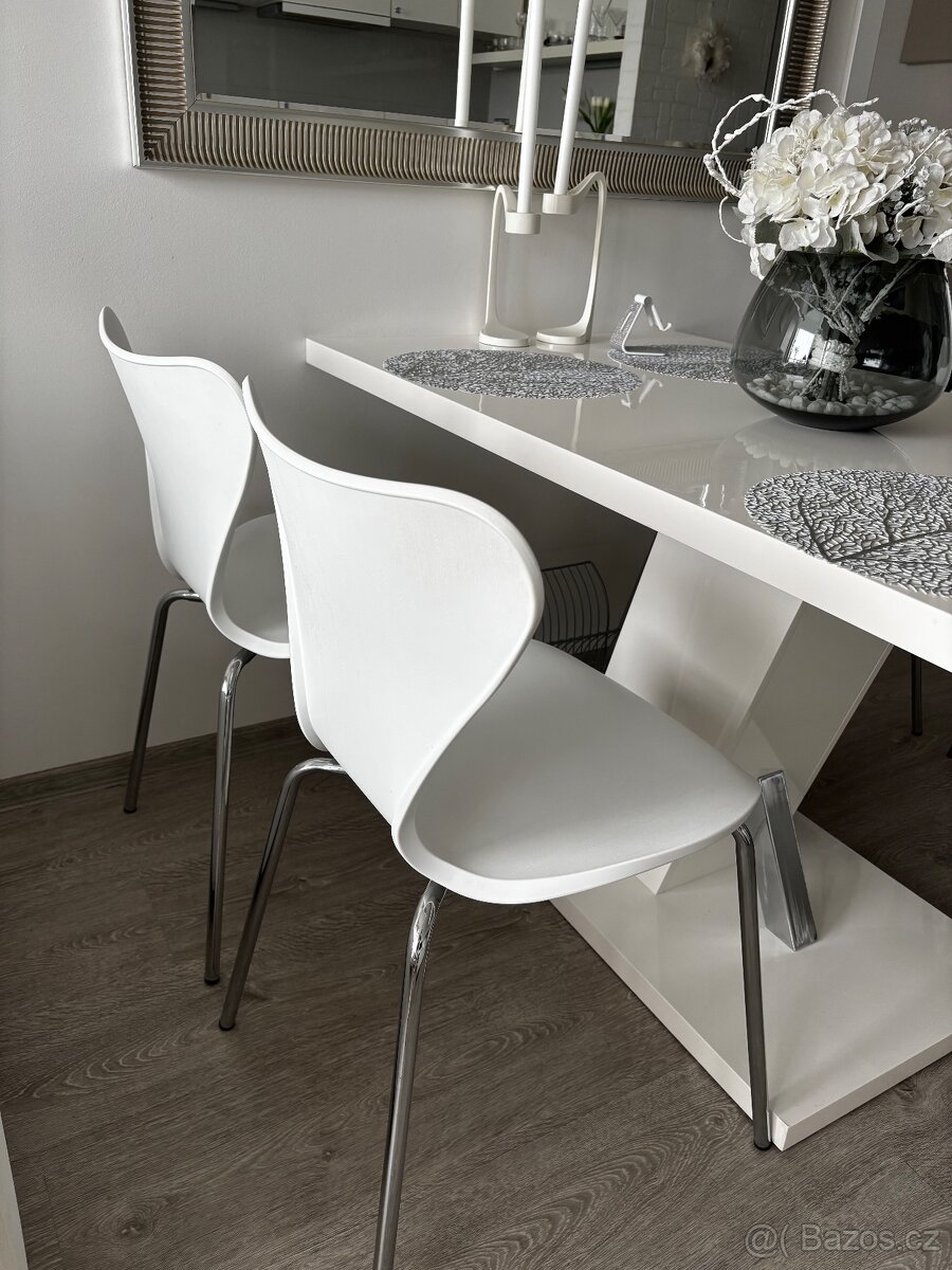 Dvě křesla + jídelní stůl,4židle - 6