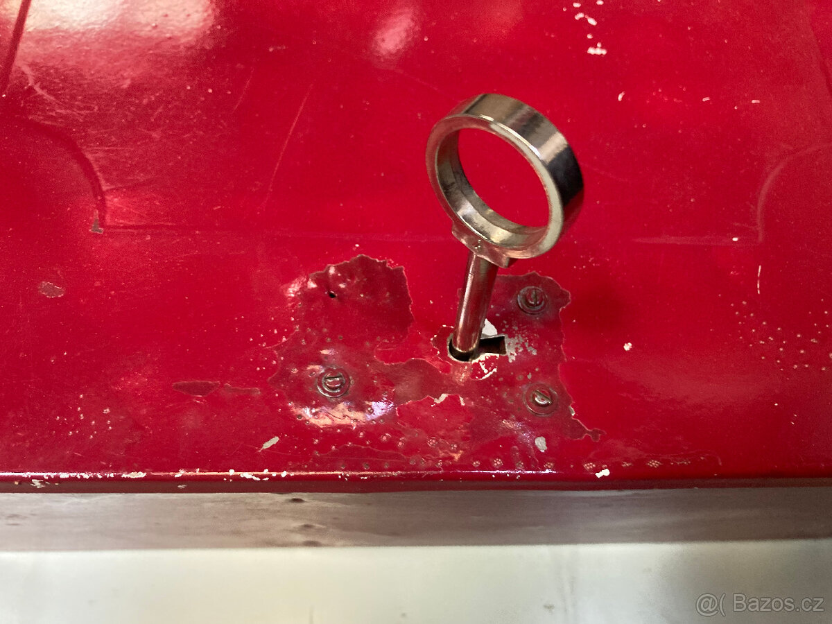 Skříňka plechová nástěnná závěsná uzamykatelná za 300 kč - 6