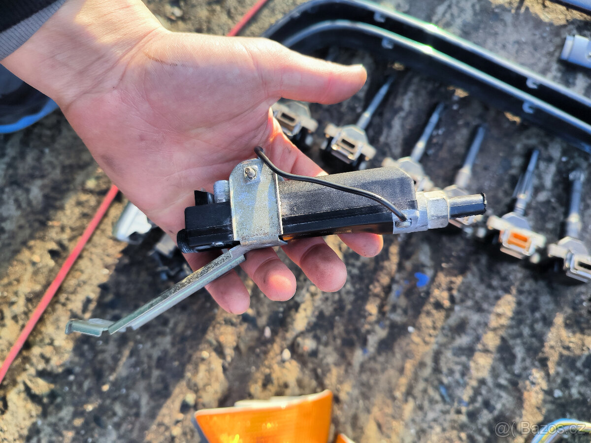 Díly BMW E36 Cabrio,blatníky,Mpaket lišty,blinkry a - 6