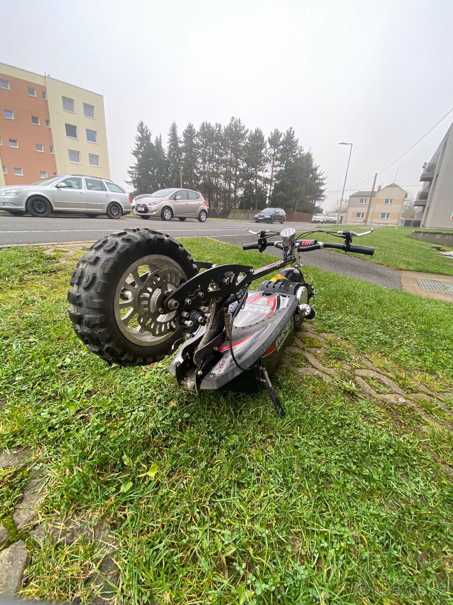 Elektrická koloběžka Nitro XE1000 - 6