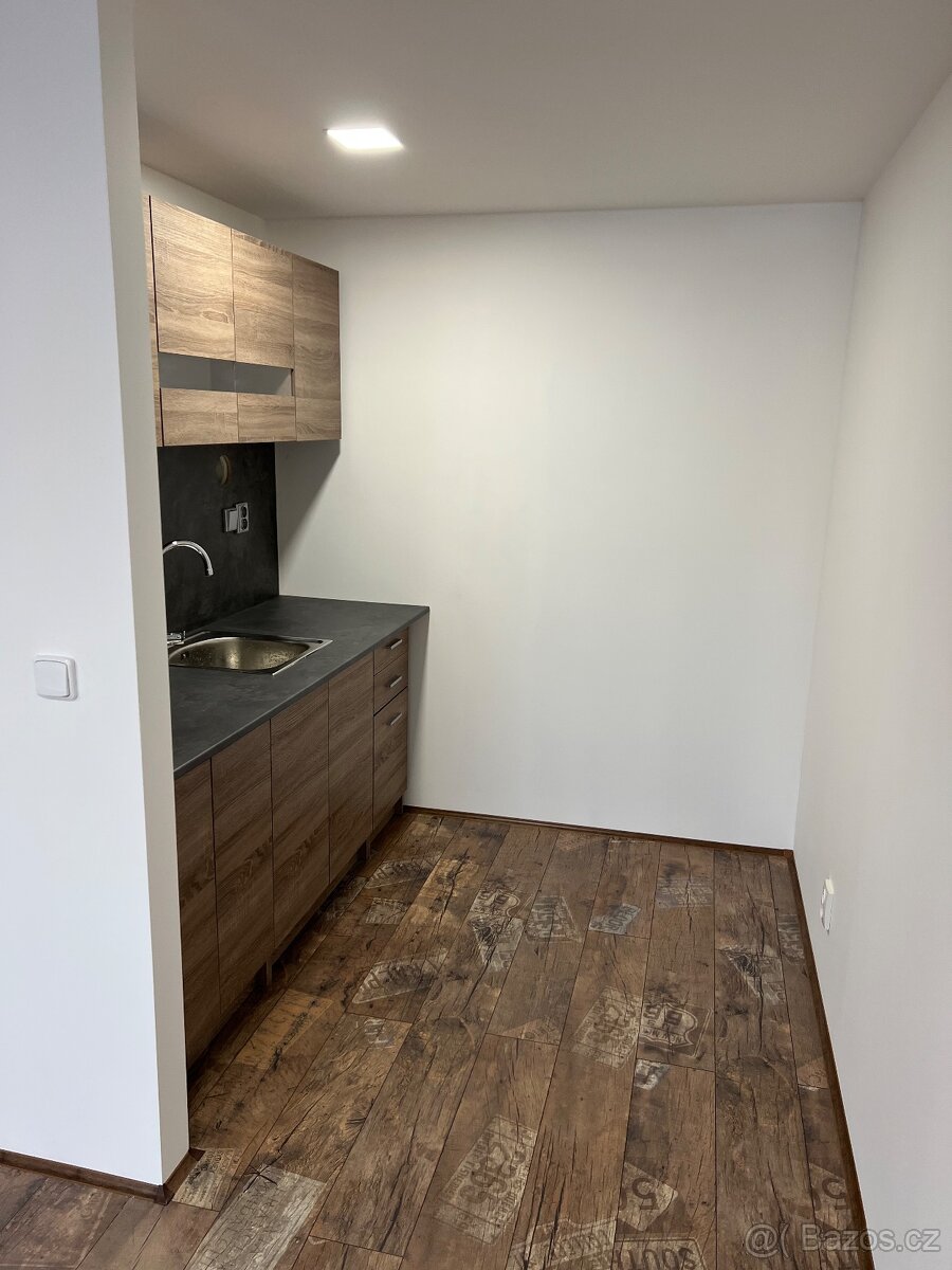 Obytný kontejner 8 x 4 m - 6