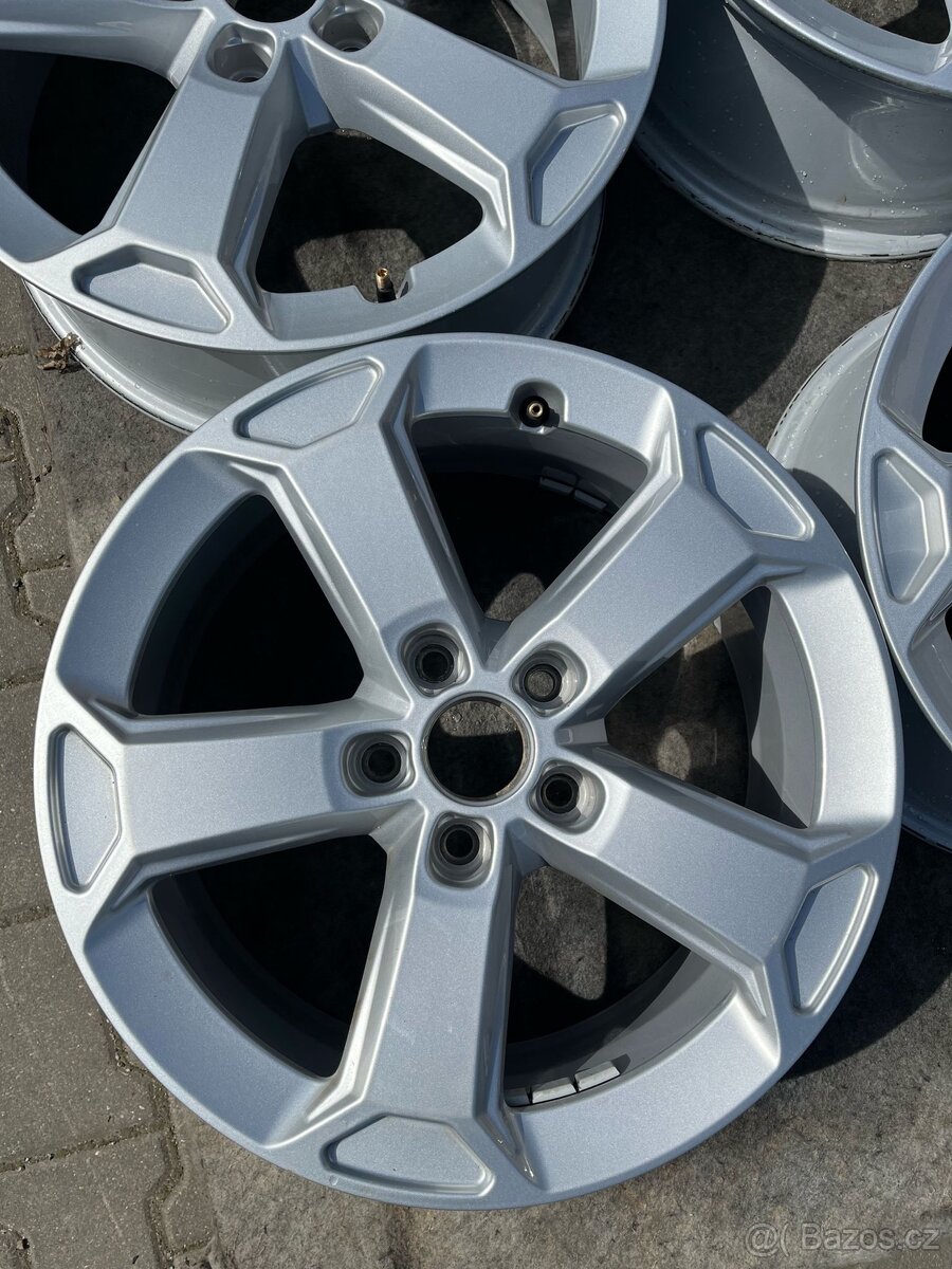 Audi Q2, kola 17" - 6