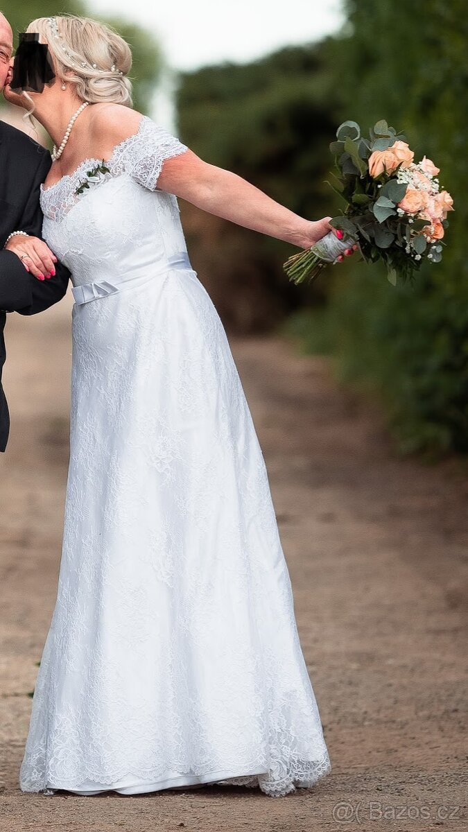 Krajkové svatební šaty - 6