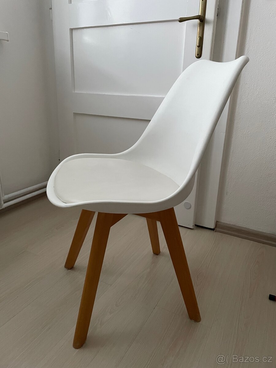 Prodám jídelní stůl + 4 židle - 6