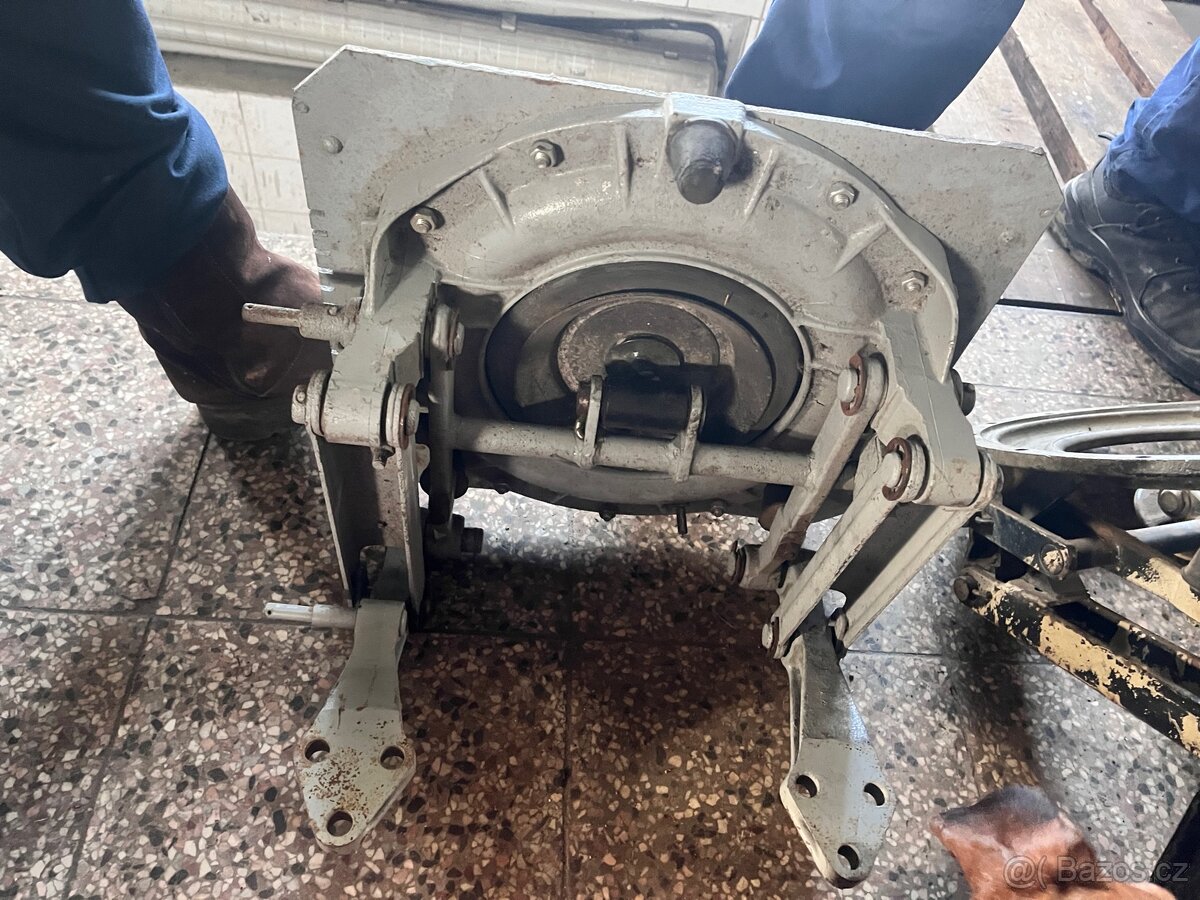 PRODÁM ORIGINÁLNÍ SPODEK SEDADLA ZETOR - 6