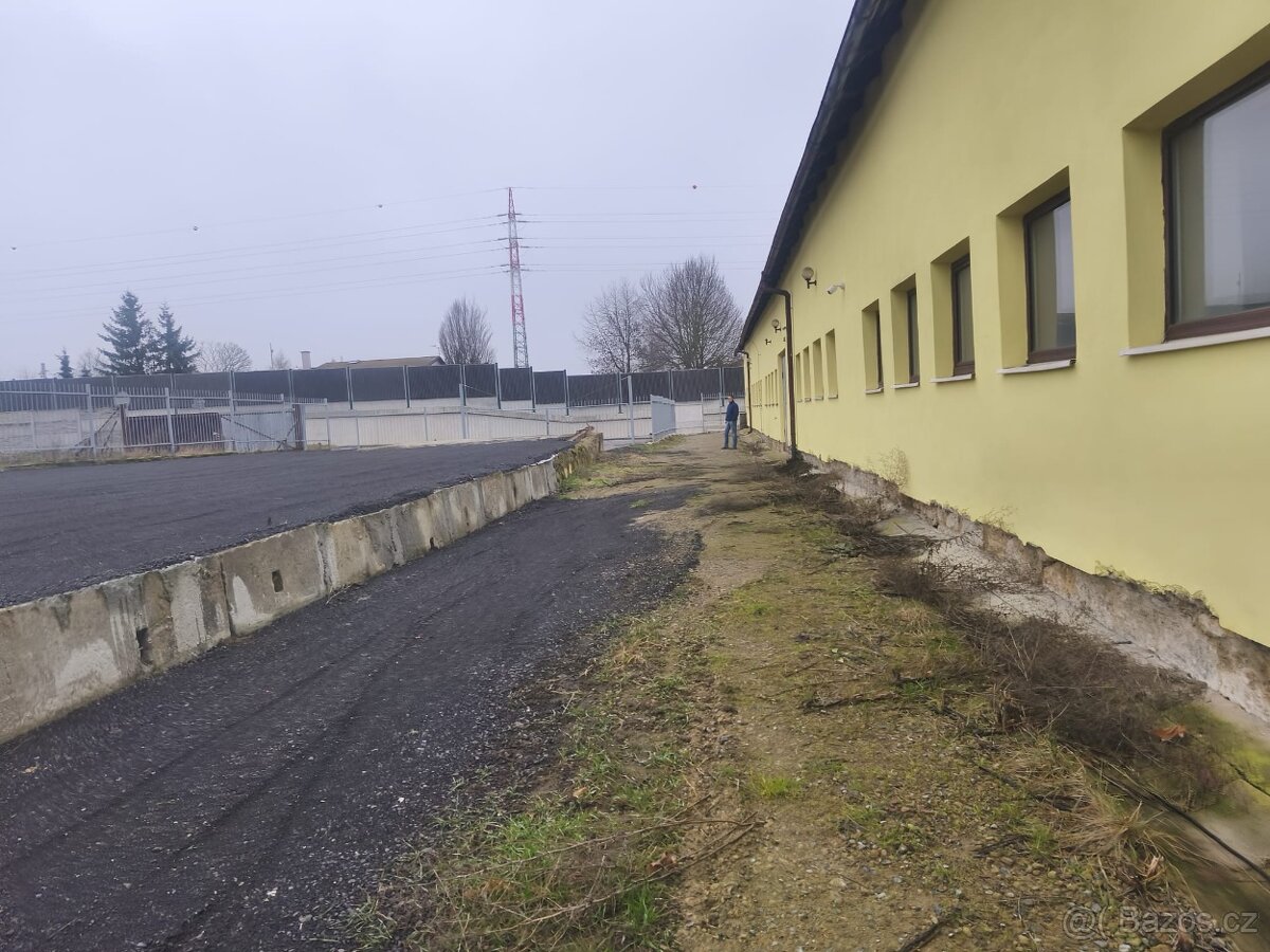 Zpevněná oplocená plocha - 6