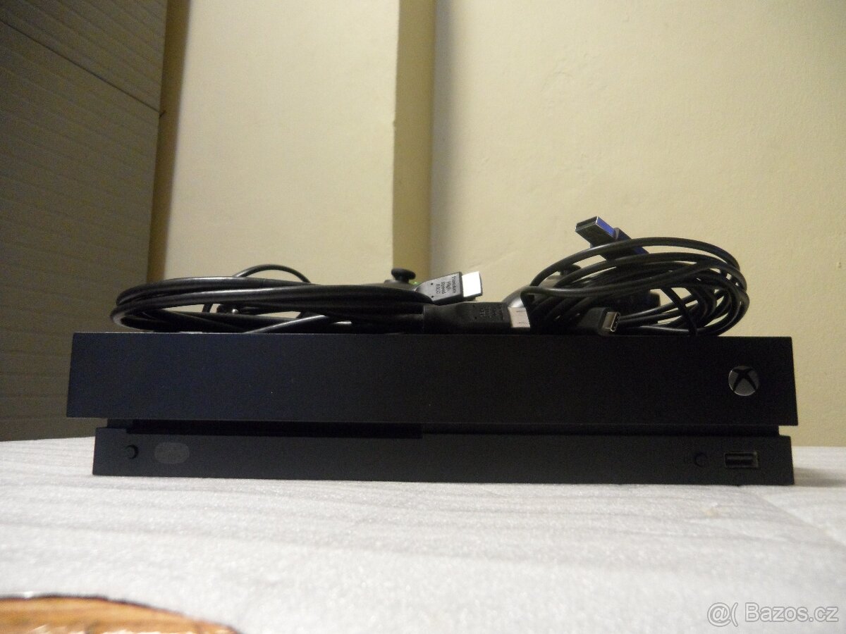 Xbox One X 1TB + 2 ovladače - 6