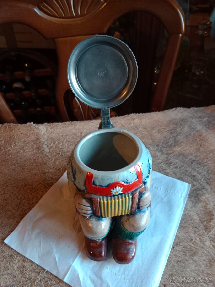 Pěkný,starý ,figurální korbel-harmonikář - 6