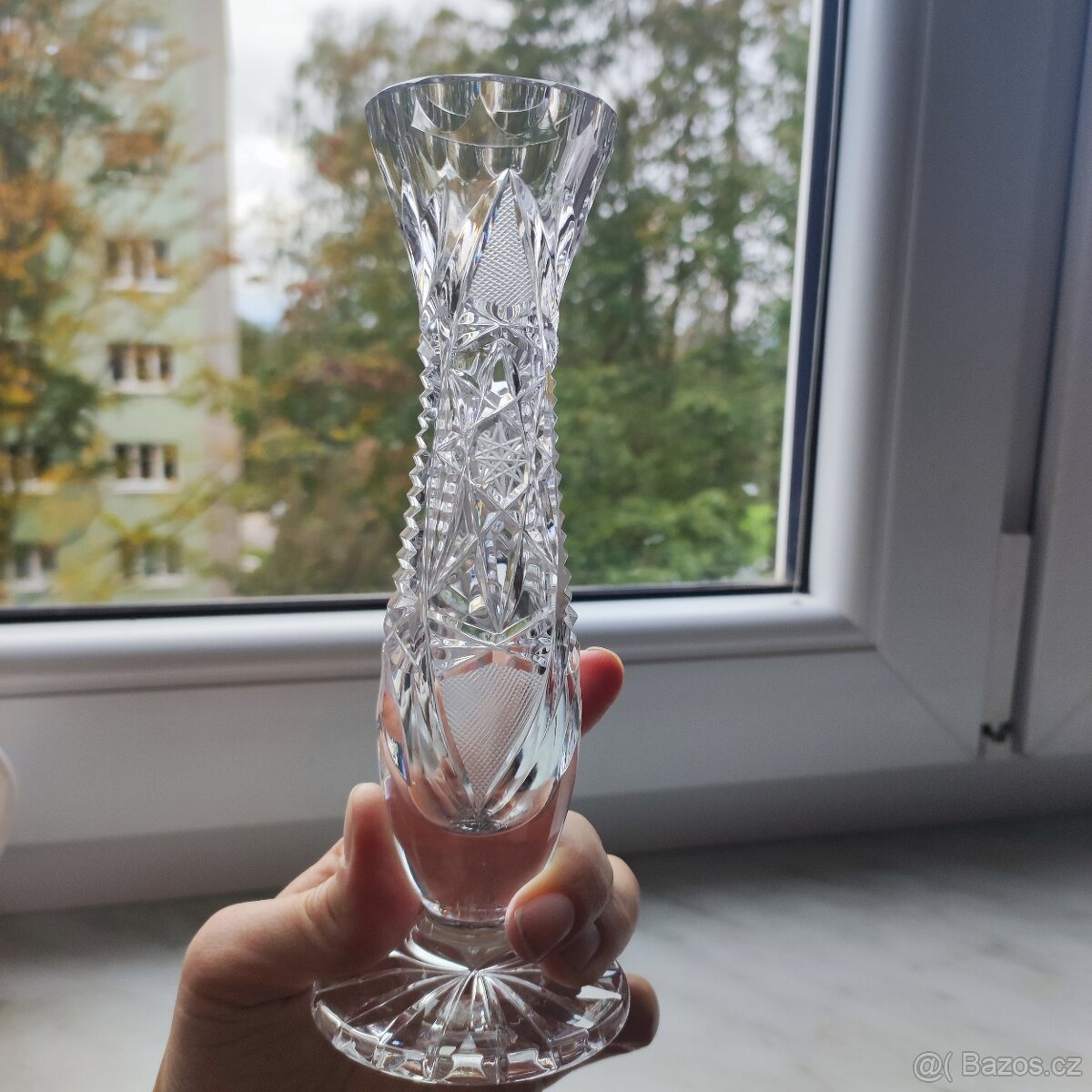 menší broušena váza na jeden květ - 6